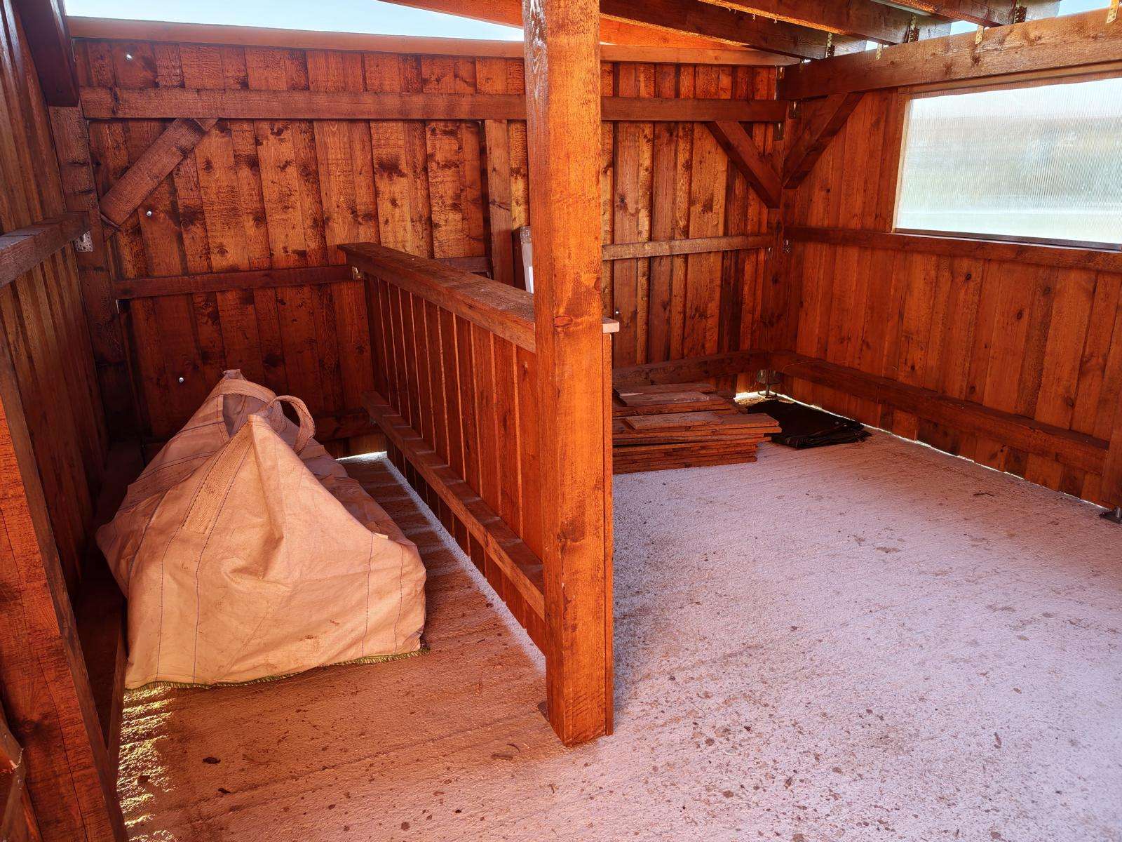 Schafstall innen fast fertig Schafstall innen fast fertig April 2026